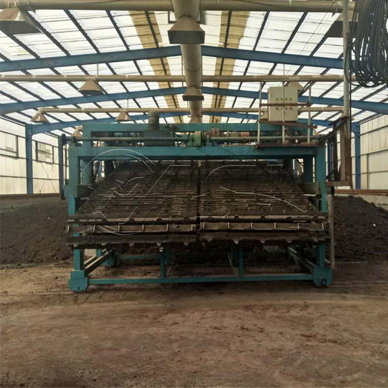 Chain plate compost turner